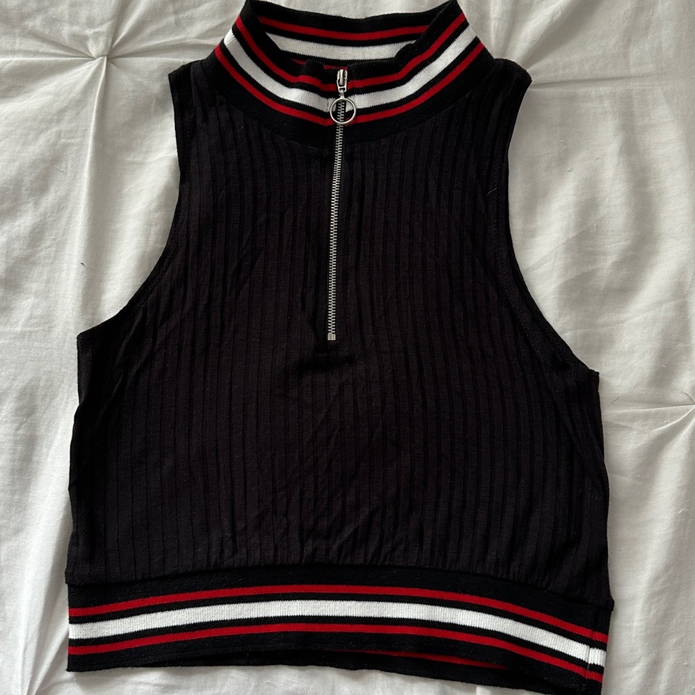 black | zip up | crop top | 🖤